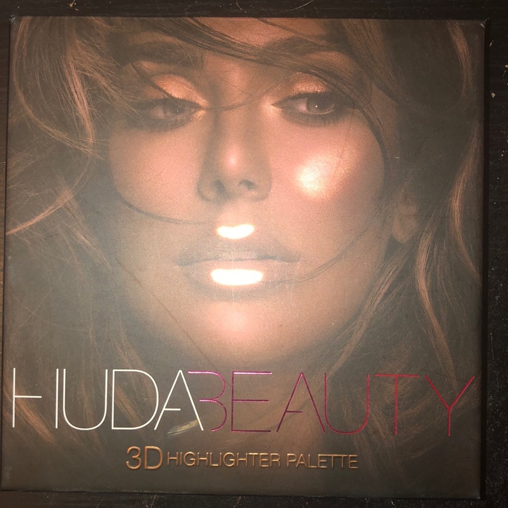 Huda Beauty 3D highlighter palette